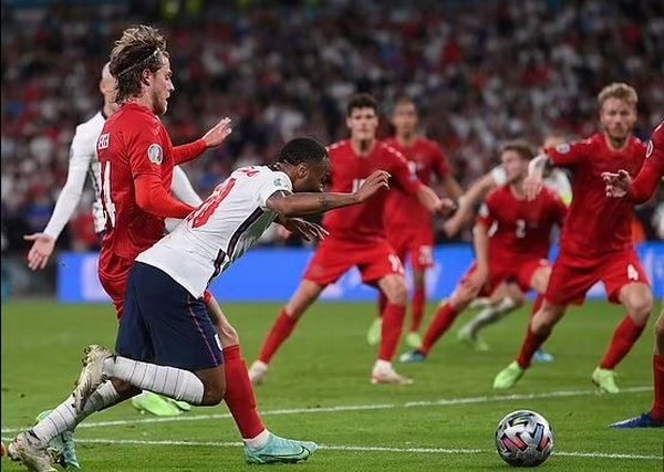 CĐV Anh dùng tiểu xảo trong tình huống Kane ghi bàn giúp đội nhà vào chung kết EURO