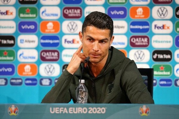 Ronaldo phản hồi tin đồn trở lại MU, Ferdinand troll Sir Alex vì đoán Scotland thắng Anh