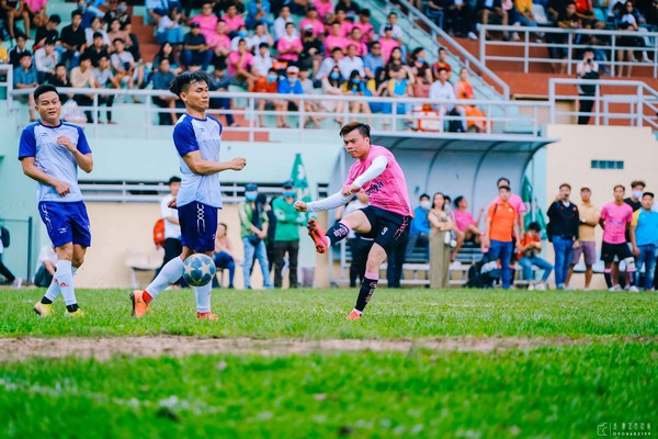 Các cầu thủ và nghệ sĩ quyên góp hơn 500 triệu giúp miền Trung