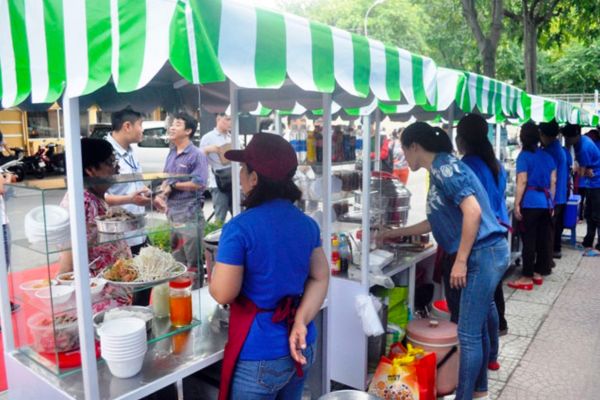 Khám phá phố hàng rong đầu tiên tại TP.HCM thu hút giới trẻ
