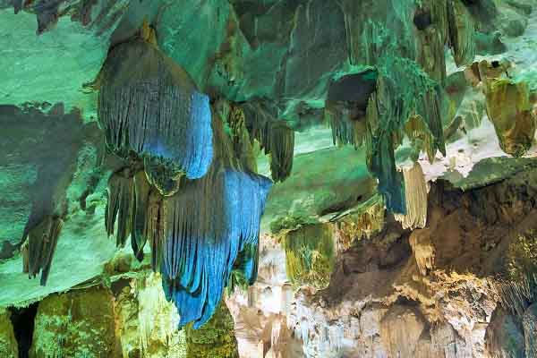 Tham quan thạch động Thôn Vân trong cổ tích Thạch Sanh