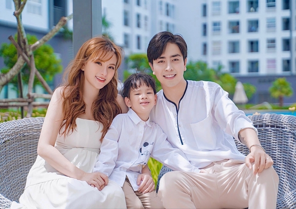 Gia đình Thu Thủy hạnh phúc kể chuyện ‘bầu bí’ trong MV mới