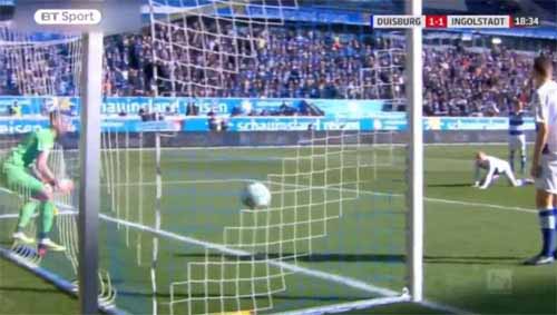 Thủ môn chịu bàn thua vì mải uống nước ở Đức