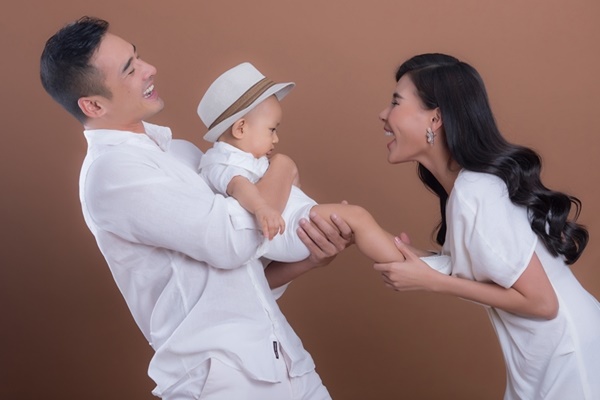 Con trai Thúy Diễm – Lương Thế Thành chiếm trọn cảm tình khi chụp ảnh cùng bố mẹ