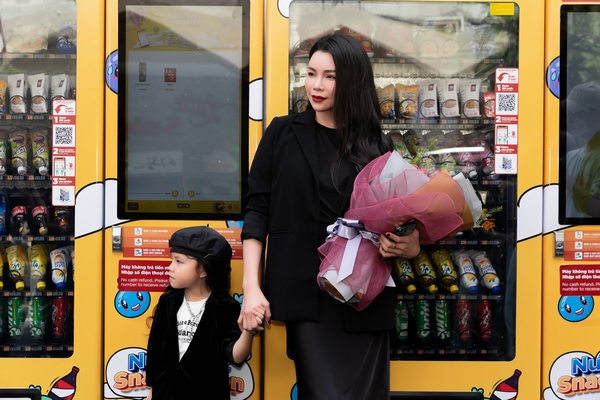 Trà Ngọc Hằng sành điệu bên con gái trong ngày vui của sự nghiệp