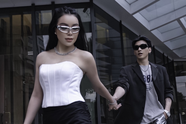 ‘Mẹ một con’ Trà Ngọc Hằng tình tứ bên ‘trai lạ’