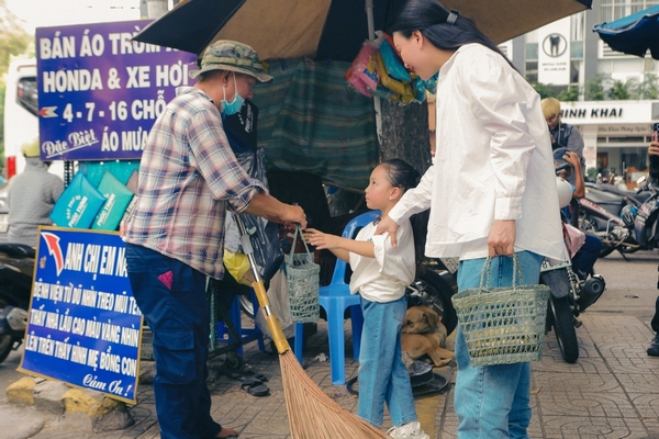 Trà Ngọc Hằng dạy con học cách ‘cho đi và nhận lại’