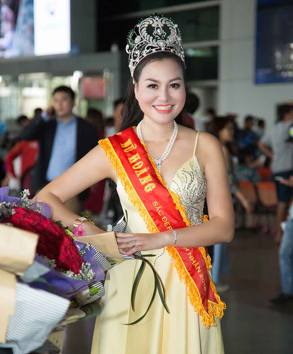 Nữ Hoàng Trần Huyền Nhung trở về trong sự chào đón của gia đình và fan hâm mộ