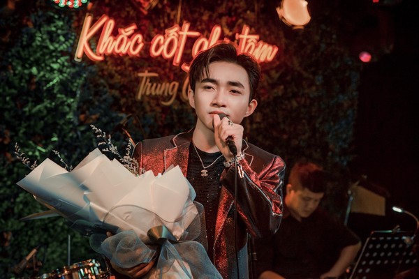 Đêm nhạc ấm áp và đầy tình yêu thương của khán giả dành cho Trung Quang