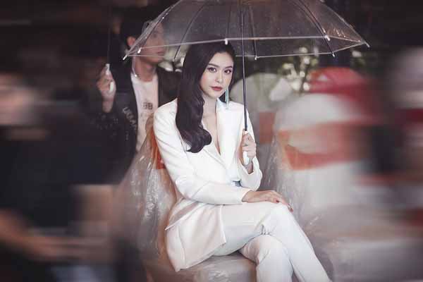 Trương Quỳnh Anh ngồi giữa mưa vẫn thần thái ngút ngàn