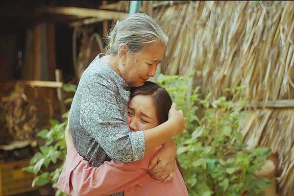 NSƯT Lê Thiện gục bên nồi bánh chưng, ngóng Tú Tri về quê ăn Tết