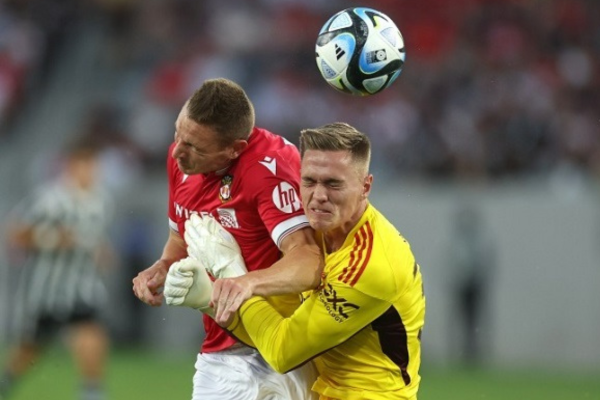 Pha truy cản kinh hoàng của thủ môn Man Utd khiến cầu thủ đối phương bị thủng phổi