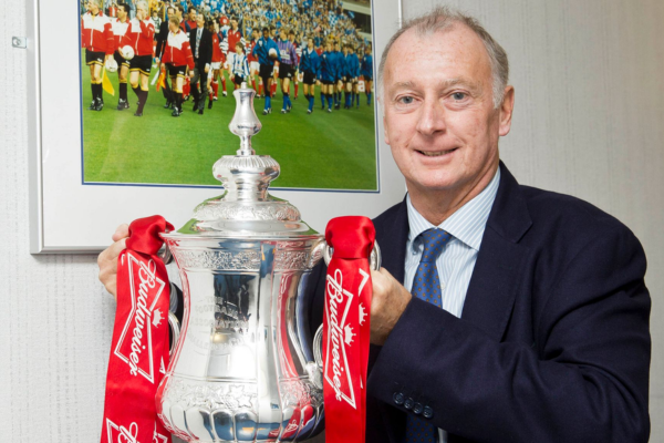 Cầu thủ trị giá 1 triệu bảng Anh đầu tiên đột ngột qua đời