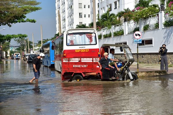 Nhiều ô tô ngập trong bể nước tại TP. Thủ Đức (TP.HCM)