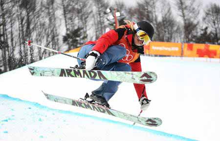 Nữ vận động viên xinh đẹp tạo cơn sốt dù về cuối tại Olympic mùa Đông