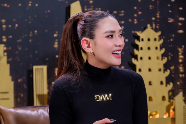 Võ Hoàng Yến cãi mẹ để yêu bạn trai Việt kiều hơn 12 tuổi