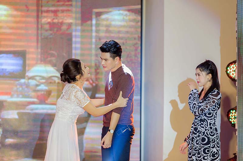 Quán quân Ngọc Duyên hỗ trợ Vũ Mạnh Cường trong đêm bán kết ‘Quý ông lịch lãm 2017’