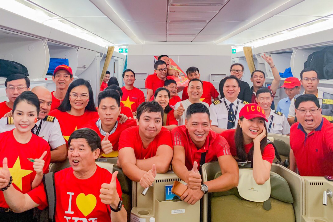 CĐV tiếp tục ‘nhuộm đỏ’ 6 chuyến bay của Vietnam Airlines sang tiếp lửa cho đội tuyển Việt Nam