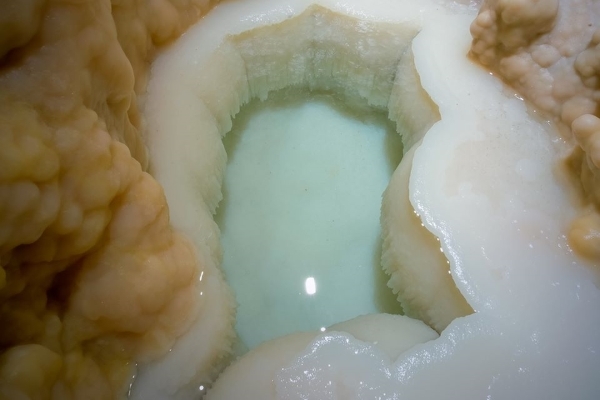 Vũng nước nguyên sơ hàng nghìn năm tuổi trong hang động