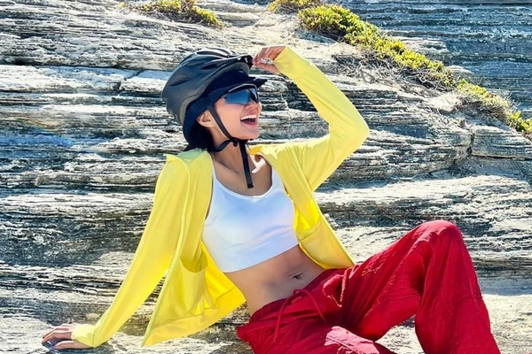 H’Hen Niê giản dị bắt trend ‘Mắt nhìn tim thấy’