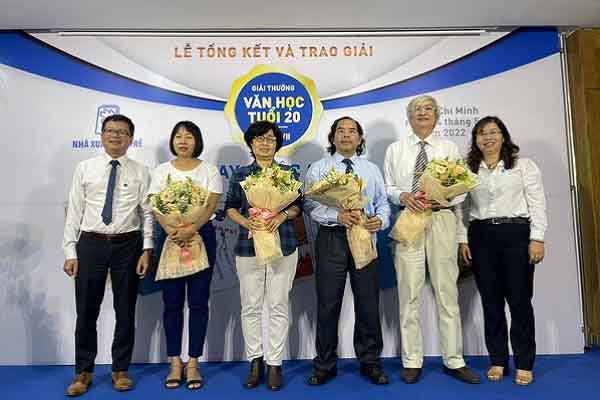 Từ Mỹ, tác giả Duy Ân nhận giải thưởng cuộc thi ‘Văn học tuổi 20’