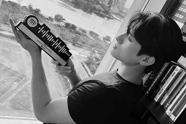 Vừa debut, GREY D đã nhận ngay cúp ‘Nghệ sĩ Radar mới có lượt streaming cao nhất 2022’ của Spotify 