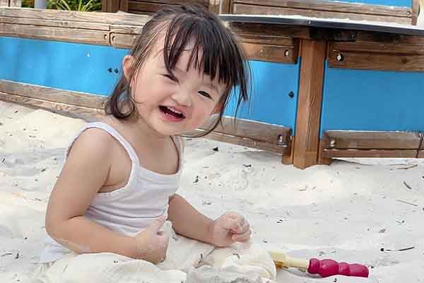 Loạt biểu cảm đáng yêu của nhóc tỳ nhà Đông Nhi – Ông Cao Thắng