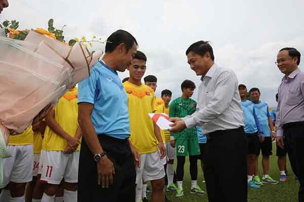 Giải U.19 Quốc tế Thanh Niên 2022: Lãnh đạo tỉnh Bình Dương thăm hỏi và động viên đội tuyển Việt Nam