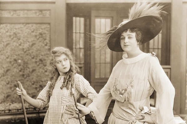 Nam nghệ sĩ ‘giả gái’ từng khiến dân tình ‘mê mệt’ một thế kỷ trước là ai? 