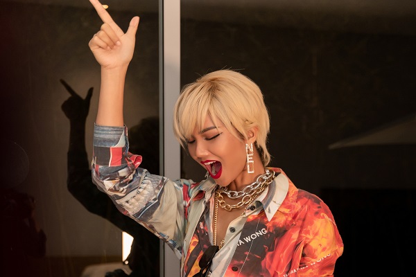 Hoa hậu H’hen Niê diện váy áo hàng hiệu, khác lạ với kiểu tóc Edgy