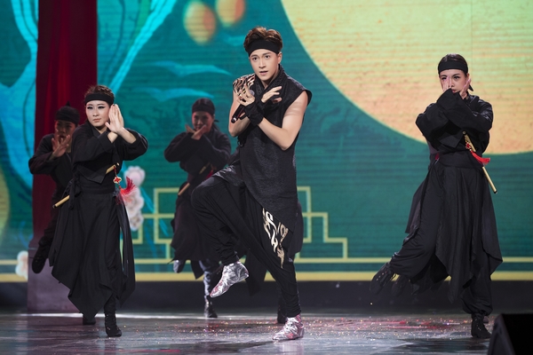 Fans ‘đứng ngồi không yên’ khi Ngô Kiến Huy ‘Truyền thái y’ ngay trên sân khấu