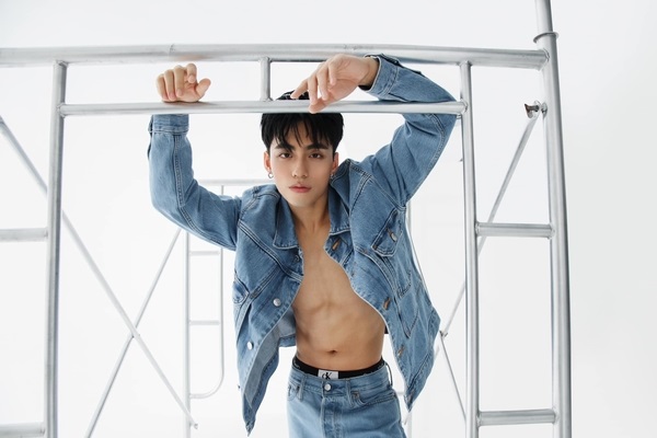 MONO khoe visual ‘vạn người mê’ với style ‘bụi bặm’