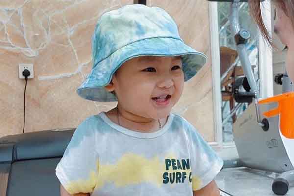 Loạt khoảnh khắc đáng yêu của con trai Hòa Minzy 