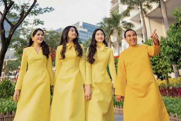 Ái nữ nhà Quyền Linh diện áo dài chúc Tết, fans tấm tắc ‘Chuẩn Hoa hậu tương lai’