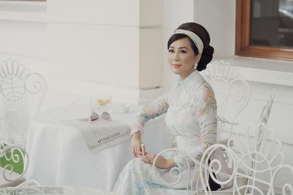 Tuổi U60, MC Kỳ Duyên diện áo dài vẫn như trẻ trung như gái son