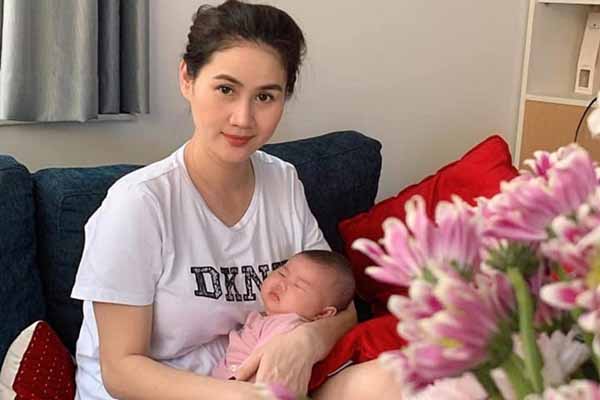 Thân Thúy Hà đi cấp cứu vì tắc sữa sau sinh con