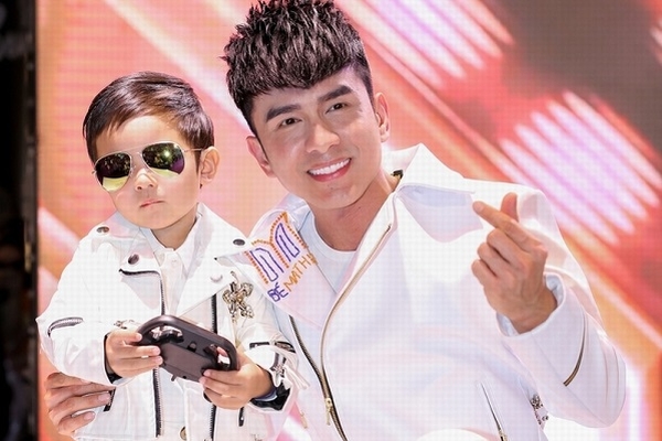Khán giả bu đông cả trung tâm thương mại để xem Đan Trường và con trai diễn thời trang