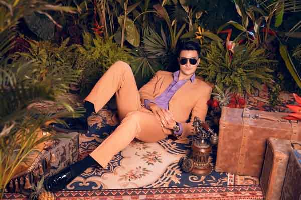 Thần thái cuốn hút của Vĩnh Thụy khi làm mẫu bên trăn thật