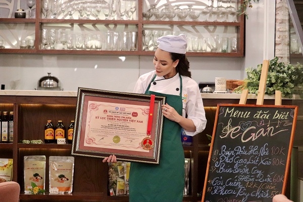 Hồ Quỳnh Hương nhận kỷ lục Việt Nam vì những cống hiến cho cộng đồng