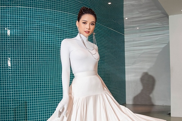 Sam khoe vóc dáng nuột nà, hóa quý cô cổ điển đẹp kiêu sa