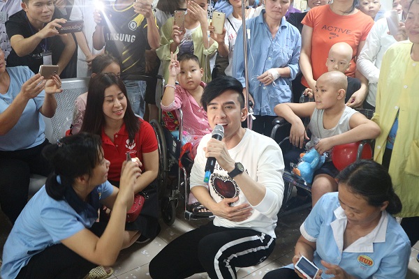 Ngỡ ngàng với bộ sưu tập vest ấn tượng của nam MC Nguyên Vũ