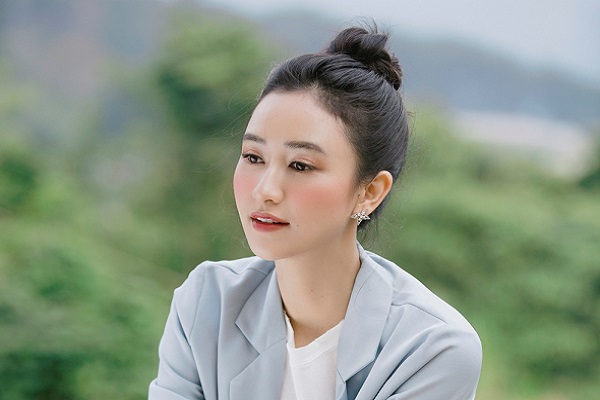 Á hậu Hà Thu khoe sắc mong manh giữa đất trời Đà Lạt