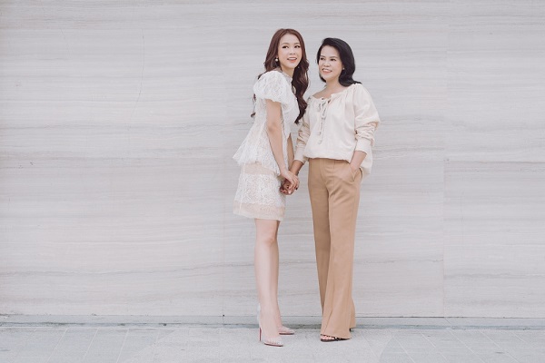 Lần đầu khoe mẹ, Sam khiến ai cũng ghen tỵ vì giống ‘2 chị em’