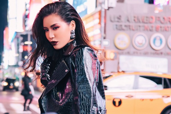 Hóa thân thành quý cô thành thị, Minh Tú cực sang trọng tại trời Tây