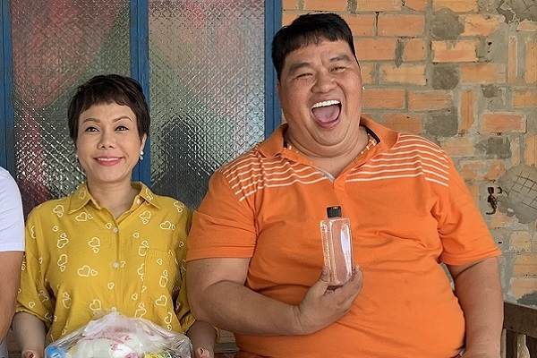 Việt Hương và Hoàng Mập đồng hành phát quà cho bà con ăn Tết