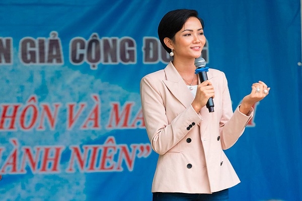Hoa hậu H’hen Niê gây quỹ hơn 22 ngàn USD xây thư viện thân thiện