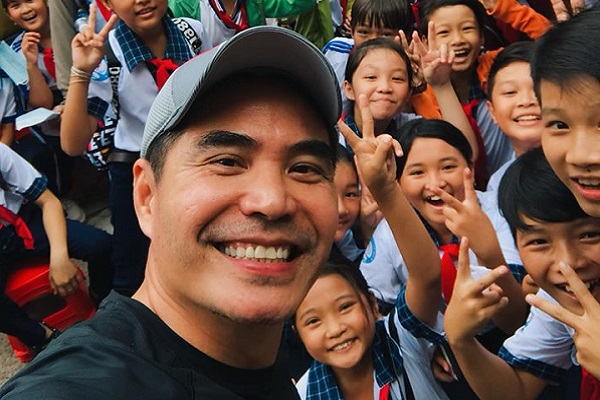 Về Vĩnh Long, diễn viên Trung Dũng bị fans nhí vây quanh