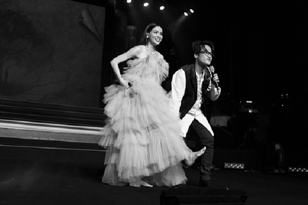 Hồ Ngọc Hà đi chân đất, sánh đôi song ca cùng Hà Anh Tuấn