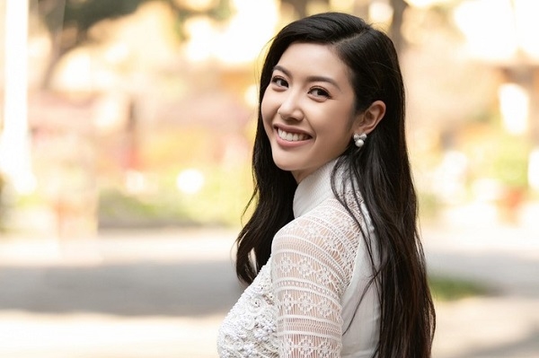 Diện áo dài trắng, Thúy Vân được khen đẹp như nữ sinh cấp 3