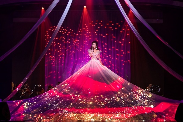 Khán giả vỗ tay không ngừng trong liveshow ‘để đời’ của Võ Hạ Trâm